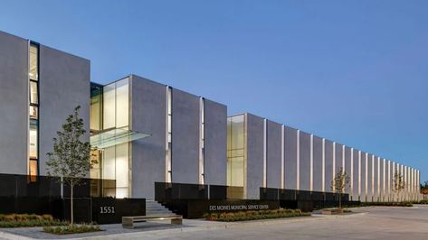 Neumann Monson completes building for Des Moines municipal services Factory Facade Design, Industrial Building Design, Warehouse Facade, Factory Facade, Warehouse Architecture, Factory Architecture, Modern Factory, Warehouse Design, Concrete Architecture