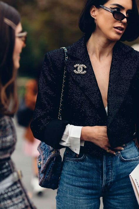 Chanel, street trends, oitfit. Photo: @moeez Chanel Brooch, Chanel Outfit, Fashion Week 2018, Paris Outfits, Street Trends, Weekend Style, Style Crush, Work Attire, Street Styles