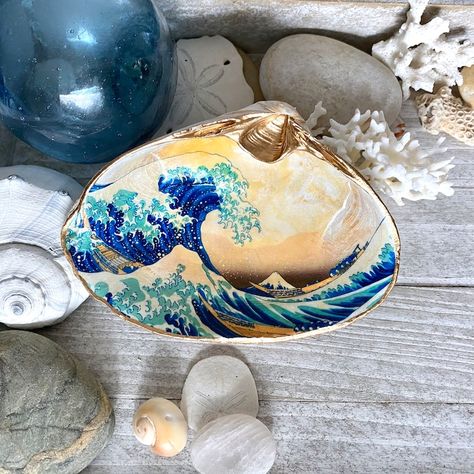 Hokusai Paintings, Liquid Gold Leaf, Shell Ring Dish, Oyster Shell Crafts, Art Coquillage, Pearl Paint, The Great Wave, Sea Shell Decor, Painted Shells