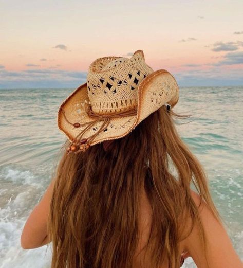 Surfer Cowgirl, Music Festival Clothes, Beach Roadtrip, Lana Concert, Sombrero Cowboy, Texas Cowgirl, Beach Girl Outfits, Coastal Cowboy, Coastal Cowgirl Aesthetic