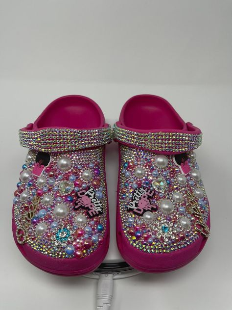 Croc Decorations, Bedazzled Shoes Diy, Bedazzled Shoes, Crocs Fashion, Rhinestone Projects, Business Shoes, Girly Accessories, Womens Tie, Fashion Hacks Clothes