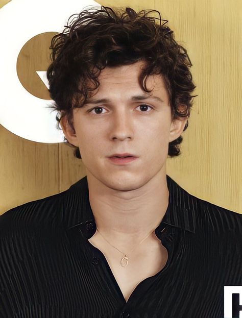 Aesthetic Tom Holland Wallpaper, Tom Holland Hair, Short Hair Fade, Aesthetic Tom Holland, Tom Holland Haircut, Tom Holland Aesthetic, Medium Hairstyles For Men, Men Haircut Curly Hair, Tom Holland Imagines