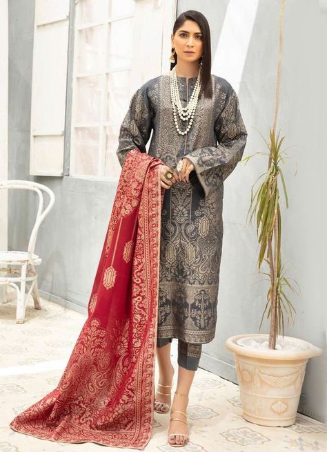 Smart grey kurta with jaquard gold weave creates a fresh look on the traditional Pakistani outfits, Teamed with grey linen trousers and a contrasting jaquard dupatta. Contrast Dupatta, Grey Kurta, Jacquard Suit, Lawn Design, Pakistani Street Style, Velvet Style, Embroidered Chiffon, Pakistani Suits, Pakistani Outfits