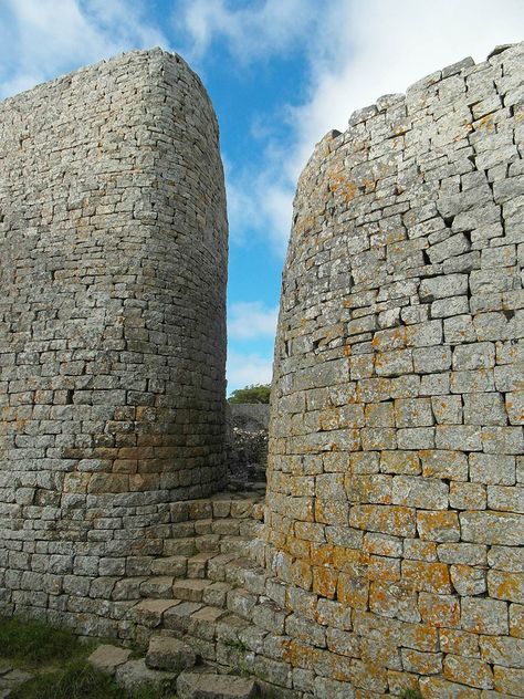 Great Zimbabwe is an ancient city in the southeastern hills of Zimbabwe near Lake Mutirikwe and Masvingo town and close to the Chimanimani Mountains.The structure is an evidence to a culture of great wealth and great architectural skill. The mortar-less Granite Stone Walls display an architecture that is unparalleled elsewhere in Africa or beyond. Ancient Zimbabwe, Great Zimbabwe, Black Architecture, National Geographic Photographers, Gods Goddesses, Sacred Sites, Africa Do Sul, Stone Architecture, Wildlife Safari