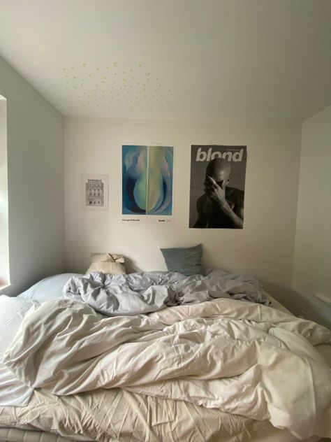 Dorm Room Ideas Men, Dorm Room Bedding Ideas, White Dorm Room Ideas, Dorm Room Ideas Black, Black And White Dorm Room, Room Bedding Ideas, Dorm Room Ideas Boho, Black And White Dorm, Poster Frank Ocean