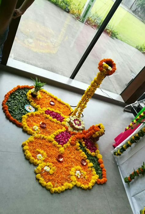 Flower Rangoli Design Corner Flower Rangoli, Real Flower Rangoli Designs, Real Flower Rangoli, Diwali Decoration Lights, Flower Rangoli Designs, Poo Kolam, Simple Flower Rangoli, Diwali Decorations At Home, Big Rangoli