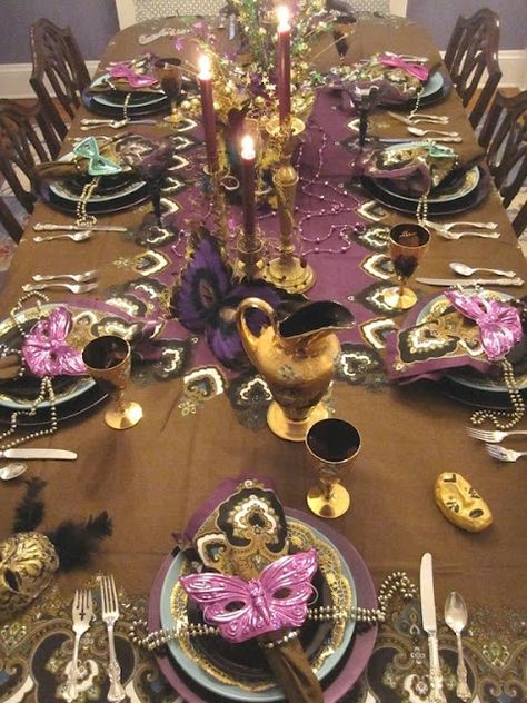 Mardi Gras Tablescapes and Decor with Free Printables and DIY Tutorials Mardi Gras Centerpieces, Theme Carnaval, Masquerade Theme, Gold Decorations, Mardi Gras Decorations, Masquerade Masks, Mardi Gras Party, Fat Tuesday, Masquerade Party