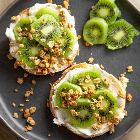 Ingredients:1 Plain Pagel, sliced in half and toasted2 tbsp Kite Hill Vegan Cream Cheese1 Kiwi, skin removed and sliced2 tbsp Wildway GF Granola Kiwi Breakfast Ideas, Kiwi Toast, Kiwi Ideas, Kiwi Breakfast, Kiwi Snacks, Breakfest Ideas, Cook Beautiful, Breakfast Goals, Lunch Inspiration