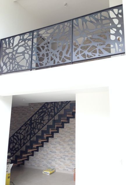 Escalier et garde-corps design découpe laser Stair Railing Metal, Tor Design, Iron Stair Railing, Escalier Design, Balcony Grill Design, Balcony Railing Design, Stair Railing Design, Front Gate Design, Stairs Design Modern