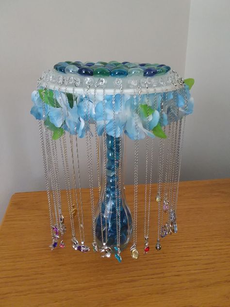 Creative Necklace Display, Diy Necklace Holder Easy, Necklace Stand Diy, Necklace Displays For Craft Shows, Diy Necklace Holder Stand, Necklace Display Diy, Necklace Hanger Diy, Diy Necklace Organizer, Necklace Holder Diy