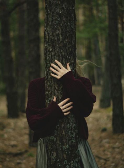 Witchy Nature Aesthetic, Spooky Forest Photoshoot, Dark Cottagecore Photoshoot, Forest Photography Model, Forest Witch Photoshoot, Faceless Photography Ideas, Witch In Forest, Forest Witch Aesthetic, Witch Spring