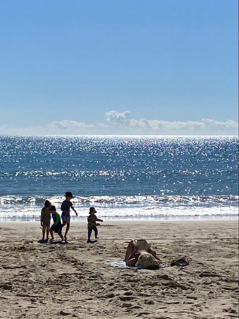 noosa main beach, qld ♥ beach blue ocean aesthetic no filter children playing sunbathing reading relaxing sand Ocean Family Aesthetic, Family On The Beach Aesthetic, Family Blue Aesthetic, Family Beach Day Aesthetic, The House In The Cerulean Sea Aesthetic, Children Playing Aesthetic, Kids Playing Outside Aesthetic, Beach Kids Aesthetic, Family Beach Aesthetic