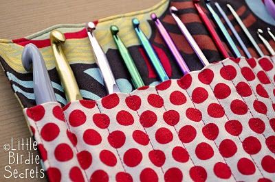 Fabric crochet hook organizer with width measurement to for each size hook.  Fabulously complete tutorial! Crochet Accessories Free Pattern, Diy Crochet Hook, Crochet Hook Organizer, Crochet Hook Holder, Clutch Tutorial, Crochet Hook Case, Sew Ins, Costura Diy, Crochet Needles