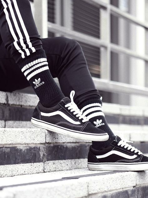 Vans Old Skool Black (by carlkho_) Old Skool Outfit, Vans Old Skool Outfit, Vans Shoes Old Skool, Estilo Vans, Bambi Dress, Vans Old Skool Black, Looks Hip Hop, Looks Adidas, Jordan Retro 10