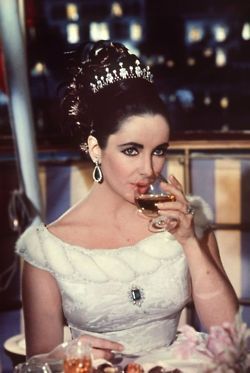 oh the crown Goddess Elizabeth, Edward Wilding, Elizabeth Taylor Jewelry, Stars D'hollywood, Violet Eyes, Vivien Leigh, Natalie Wood, Actrices Hollywood, Old Hollywood Glamour