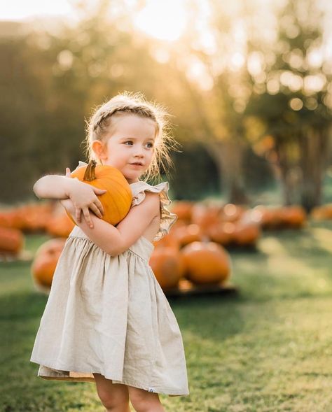 ⚤︎sweet child of mine — magicofchildhood Pumpkin Patch Outfit Kids, Pumpkin Patch Photography, Pumpkin Patch Kids, Pumpkin Patch Farm, Pumpkin Patch Photoshoot, Pumpkin Patch Pictures, Fall Photo Shoot Outfits, Toddler Photoshoot, Fall Portraits