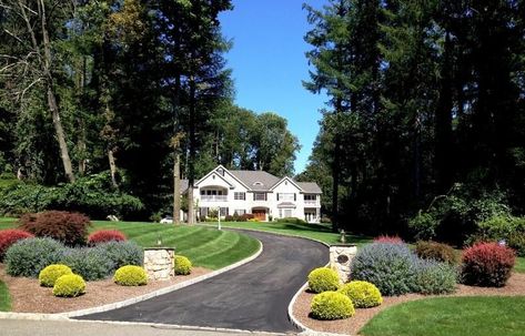 Door House Design, Diy Entrance, Landscaping Entrance, Acreage Landscaping, Driveway Entrance Landscaping, Hydrangea Landscaping, Door House, Landscaping Trees, Driveway Entrance