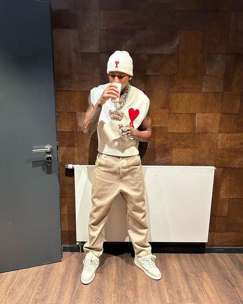 NLE Choppa Outfit from November 5, 2023 Nle Choppa Outfits, Lv Beanie, Skate Outfit, Nle Choppa, Puffer Jacket Outfit, Beanie Outfit, Light Skin Men, Rapper Outfits, Skate Sneakers