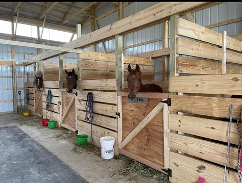 Horse Stall Ideas Diy, Simple Horse Barns, Barn Layout, Ranch Farm, Horse Shelter, Horse Barn Ideas Stables, Round Pen, Horse Barn Designs, Farm Plans