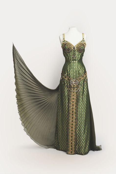 “Do I look like I care for your diplomatic solution?” | 24 Fierce Gowns That Scream World Domination - I would very much like to own this! Fest Outfits, Retro Mode, فستان سهرة, Gorgeous Gowns, Fantasy Fashion, Mode Vintage, Historical Fashion, Beautiful Gowns, Fashion History