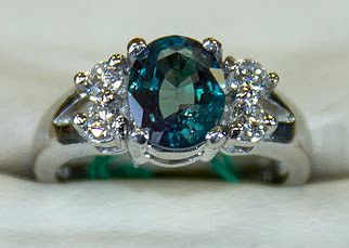 Ok, I seriously like Alexandrite as the big stone better than diamond...   I love love love this. Drooling right now Jewellery Cleaner, Wedding Ring White Gold, Jewellery Organizer, Alexandrite Jewelry, Diamonds Rings, Platinum Diamond Rings, Earring Organizer, Box Diy, Ring White Gold