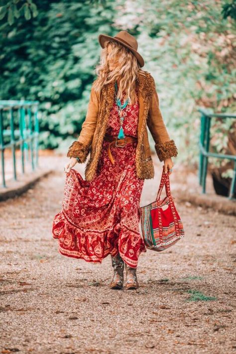 The ultimate bohemian fall look that every boho girl will want! The colors and the style are just perfect for the colder days.