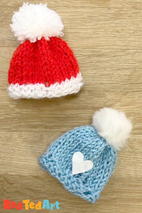 Red Ted Art's Knitted Egg Cozy hats are great for beginners, as they only use the purl and knit stitch (no gathering or increasing stitches). They are small projects, so good for shorter attention spans, that actually get finished!! Super cute too. These Knitted Hats make great egg cozies all year round, but are also perfect as mini Knitted Hat Christmas Tree Ornaments! See the easy pattern now! Mini Knitted Hat Pattern, Knit Hat Ornament, Small Knitting Patterns Free, Christmas Knitting Projects Free, Crochet Egg Cozy, Knit Doll Hat, Egg Cozy, Christmas Knitting Projects, Knit Christmas Ornaments