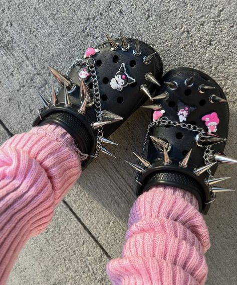 Goth Crocs Outfit, Punk Crocs, Emo Crocs, Crocs Outfit Aesthetic, Goth Crocs, Crocs Diy, Jibbitz Ideas, Bedazzled Shoes Diy, Crocs Outfit