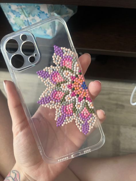 Bling Phone Cases Diy, Mobile Case Diy, Artsy Phone Cases, Phone Case Diy Paint, Diy Phone Case Design, Seed Bead Crafts, Bling Phone Cases, Diy Crochet Bag, Diy Embroidery Designs