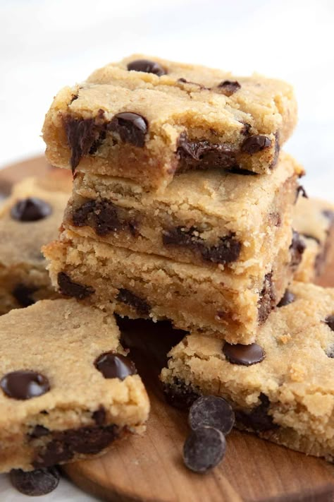 Close up shot of a stack of Brown Butter Keto Blondies with a bite taken out of the top one. Keto Blondies, Keto Bars, Chocolate Chip Bars, Keto Chocolate Chips, Sugar Free Chocolate Chips, Thm Desserts, Sugar Free Low Carb, Low Carb Cookies, Keto Dessert Easy