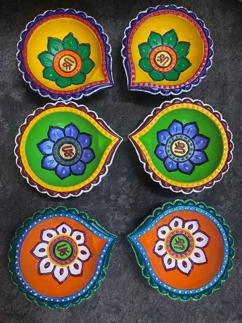 Diwali Temple Decoration, Mandala Art On Diya, Diya Decorations Ideas Diwali, Diya Paintings For Diwali, Diy For Diwali, Diy Diyas, Birthday Bullet Journal, Diwali Ideas, Diya Designs