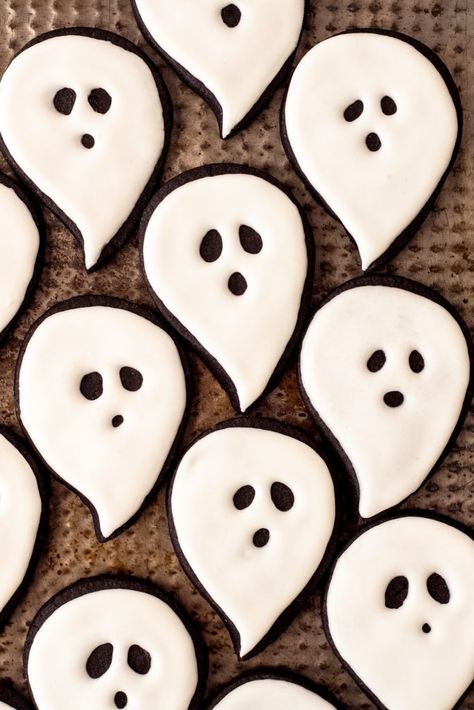 Easy Decorated Halloween Ghost Cookies Tutorial - The Little Vintage Baking Company Ghost Sugar Cookies Royal Icing, Mini Ghost Cookies Decorated, White Ghost Cookie, Nutter Butter Ghost Cookies, Nutter Butter Cookie Ghosts, Ghost Sugar Cookies, Ghost Cookies, Decorated Cookies Tutorial, Halloween Tutorial