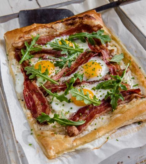 Get the recipe for Ali Tila's Bacon and Egg Gruyere Breakfast Tart, an easy weekend breakfast using puff pastry. Learn how to make it here. Breakfast Pizza Recipes, Easy Breakfast Pizza, Easy Weekend Breakfast, Using Puff Pastry, Jet Tila, Appetizers Ideas, Breakfast Tart, Puff Pastries, Easter Appetizers