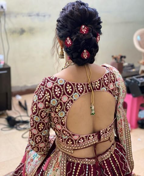 Net Saree Blouse Back Designs, Fancy Blouse Back Neck Designs, Matka Neck Blouse, Suit Back Neck Design, Net Blouse Designs Latest, Latest Blouse Back Neck Design, Basic Blouse Designs, Latest Blouse Neck Designs, Choli Blouse Design