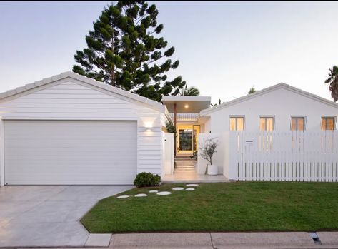 Cladding House Exterior Australia, Cottage Carport, Cladding House Exterior, White Cottages, Hamptons House Exterior, Cozy Beach House, Facade Ideas, House Flip, House Cladding