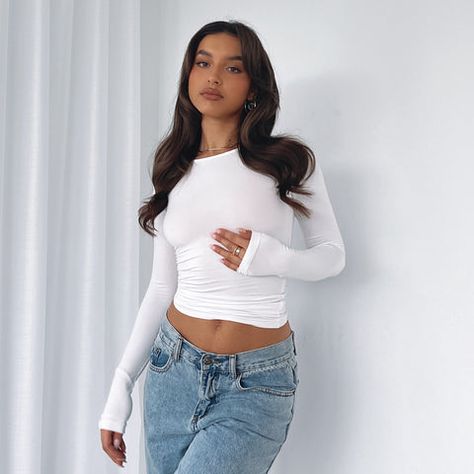 White Long Sleeve Outfit Aesthetic, White Long Sleeve And Jeans Outfit, White Fox Jeans, Long Sleeve White Top Outfits, White Fox Tops, White Long Sleeve Top Outfit, Tight White Long Sleeve, Casting Outfit, White Long Sleeve Outfit