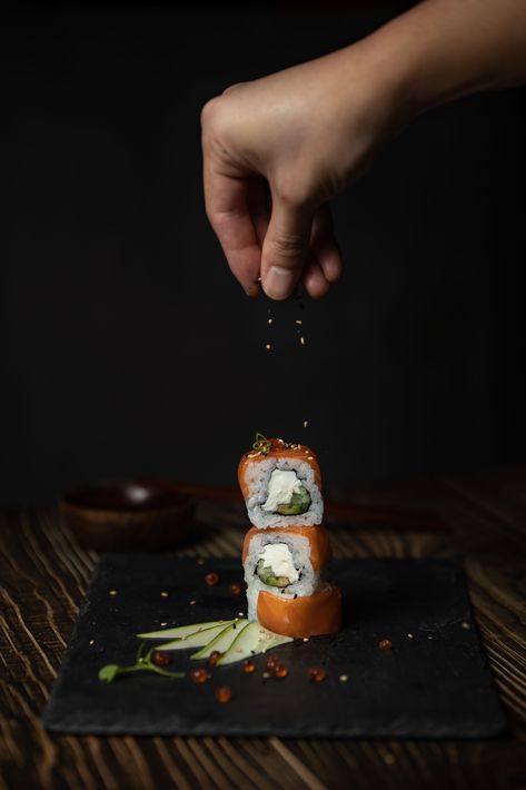 Sushi Food Photography, Sushi Photoshoot, Foto Sushi, Avocado Maki, Sushi Take Out, Sushi Photography, Japanese Seafood, Japan Restaurant, Brewery Bar