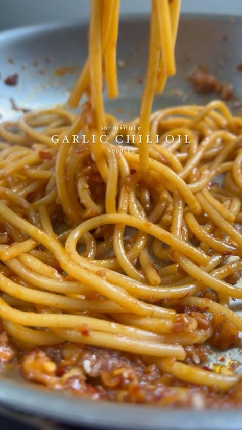 Easy Noodle Recipes Simple, Spaghetti Recipes Vegetarian, Quick Noodle Recipes, Noddles Food, Simple Noodle Recipes, Spaghetti Noodle Recipes, Spicy Noodle Recipes, Garlic Chili Oil Noodles, Speggetti Recipes