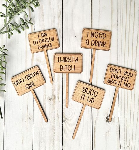 Plant Signs Funny, Funny Plant Stakes, Funny Plant Markers, Plant Signs Diy, Funny Plant Sayings, Funny Garden Signs, Plant Stand Ideas, Plant Sticks, Plant Signs