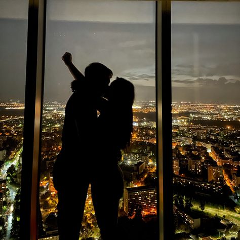 Couples At Night Aesthetic, Balcony Couple Aesthetic, Hotel Aesthetic Couple, Hotel Couple Aesthetic, Rooftop Aesthetic Night Couple, Rooftop Date Night Romantic, Night View With Couple, Balcony Aesthetic Night Couple, Couple Night Aesthetic