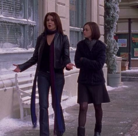 Lora Lie Gilmore Outfits, Lorelai Gilmore Juicy Couture, Lorelai Winter Outfits, Lorelai Gilmore Dresses, Zip Cardigan Outfit, Lorlie Gilmore Outfits, Lorelai Gilmore Outfits Season 1, Loralie Gilmore Aesthetic, Loralie Gilmore Iconic Outfits