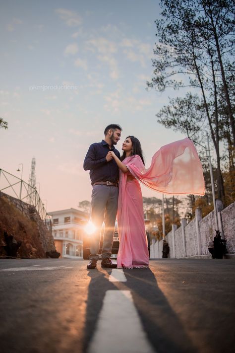 #kmjproductions #coupleshoot #prewedding #couplegoals #preshoot #sunrisephoto #portraitphotography #portraitphoto #candid #ethnicwear #romaticpose #sunsetphoto #saree #plainsaree Pre Wedding Saree Look, Sari Prewedding Shoot, Pre Wedding Shoot Outfit Ideas Saree, Prewedding Photography Outfit, Cinematic Prewedding Photography, Prewedding Sadi Pose, Pre Wedding Shoot In Lehenga, Pre Wedding Shoot Saree Ideas, Outfit For Prewedding Shoot