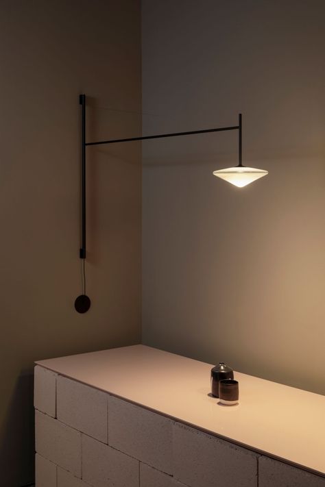 vibia-tempo-versatility-wall-lamp-5 Side Wall Lamp, Kitchen Wall Lamp, Narrow Interior, Vibia Lighting, Eco Park, Plug In Wall Lamp, Disk Light, Diamond Lighting, Classic Lighting