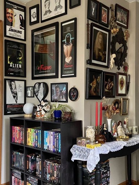 Horror Room, Dark Home Decor, Dream Apartment Decor, Future Apartment Decor, Grunge Room, Pretty Room, Apartment Decor Inspiration, Dream Room Inspiration, Gothic Home Decor