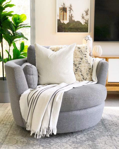 Swivel Chair Living Room Ideas, Round Accent Chair, Bedroom Occasional Chair, Lounge Chairs For Bedroom, Occasional Chairs Bedroom, Reading Sofa, Corner Inspiration, Occasional Chairs Living Room, Round Chairs