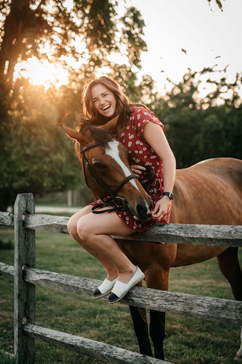 Standing On Horse Pictures, Senior Portrait With Horse, People And Horses Photography, Fall Equestrian Photoshoot, Equestrian Picture Ideas, Horse Pics Photography, Horse Rider Photoshoot, Equine Portrait Photography, English Horse Photoshoot