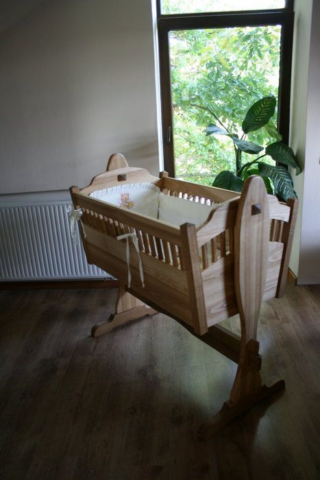 cuna mecedora Cradle Plans, Wood Bassinet, Baby Cradle Plans, Cradle Woodworking Plans, Cradle Decoration, Wooden Baby Crib, Baby Cradles, Crib Diy, Baby Crib Diy