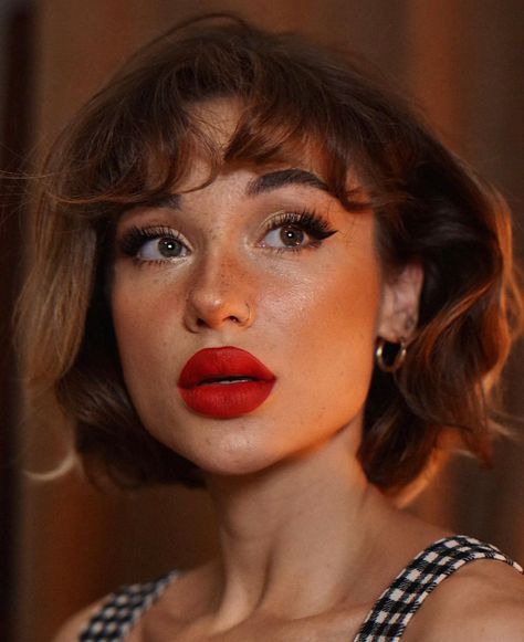 Vintage Aesthetic Makeup, Makeup Looks For Red Hair, Gamine Haircut, Gamine Makeup, Gamine Hair, Parisian Makeup, Red Lips Makeup Look, Redhead Makeup, Wedding Hairstyles Medium Length