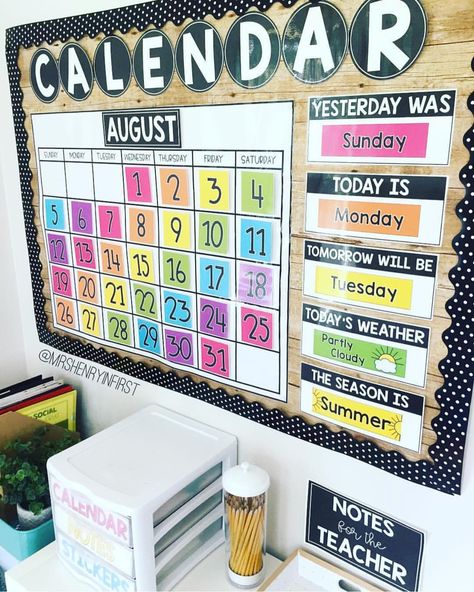 Calendar Bulletin Board Ideas Kindergarten, Diy Kindergarten Calendar, Calendar Elementary School, Kindergarten Classroom Calendar Ideas, Classroom Organisation Preschool, Diy Calendar For Classroom, Class Calendar Display, Rainbow Calendar Classroom, Diy Class Calendar