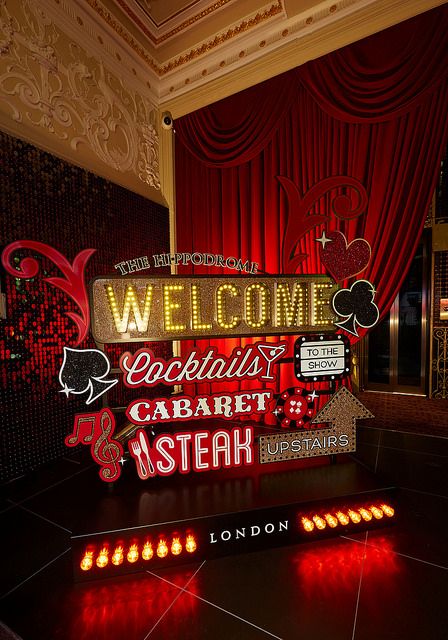 Hollywood Casino Theme Party, Royal Decorations Party, Casino Night Decor, Las Vegas Decorations Ideas, Casino Signage, Moulin Rouge Theme Party, Casino Party Ideas, Event Theme Ideas, Vegas Decorations